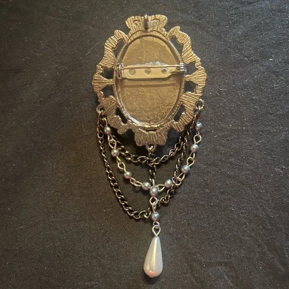 Vintage Style Silver Tone Gray Cameo Brooch pendant with Chains and Drop Pearl - Picture 3 of 5